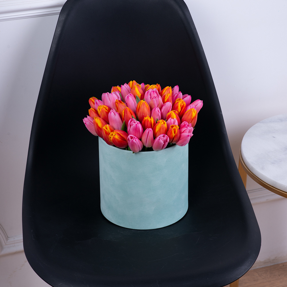 Букет микс из 51 тюльпана в зеленой бархатной шляпной коробке