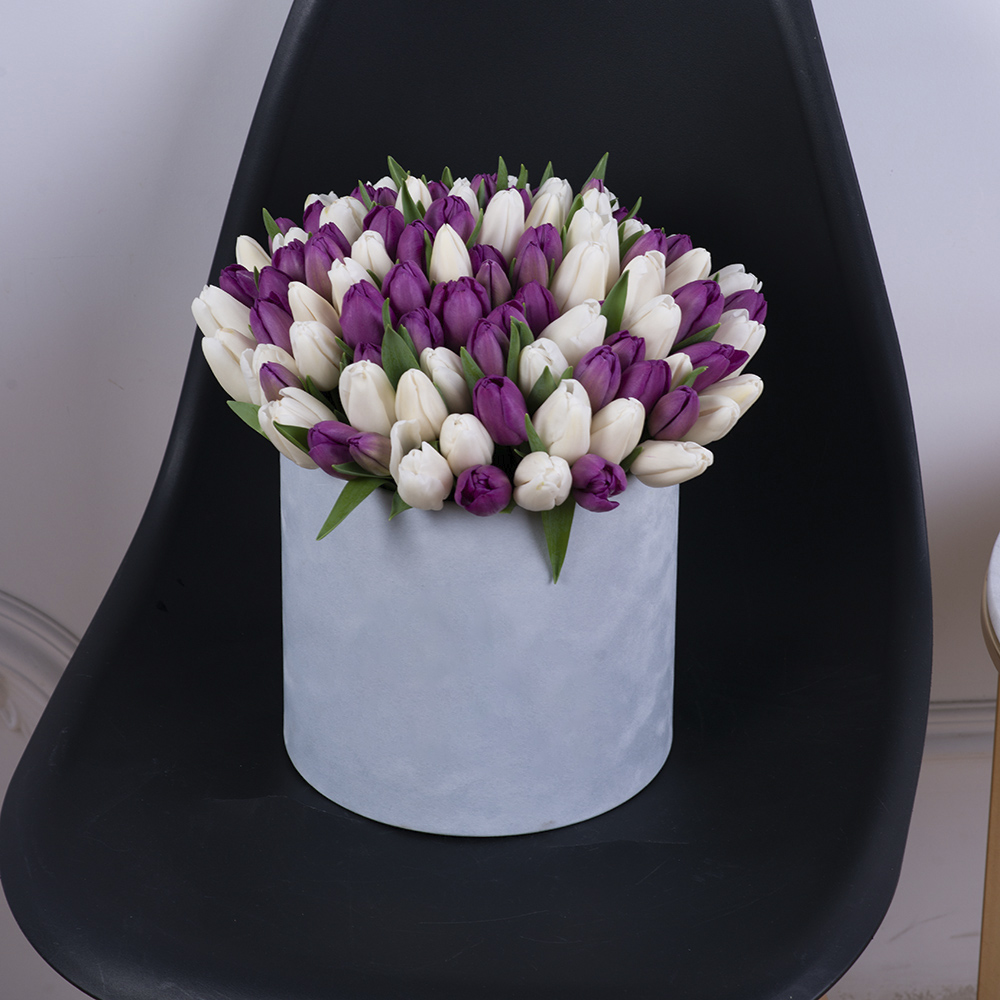 101 разноцветный тюльпан в серой бархатной шляпной коробке