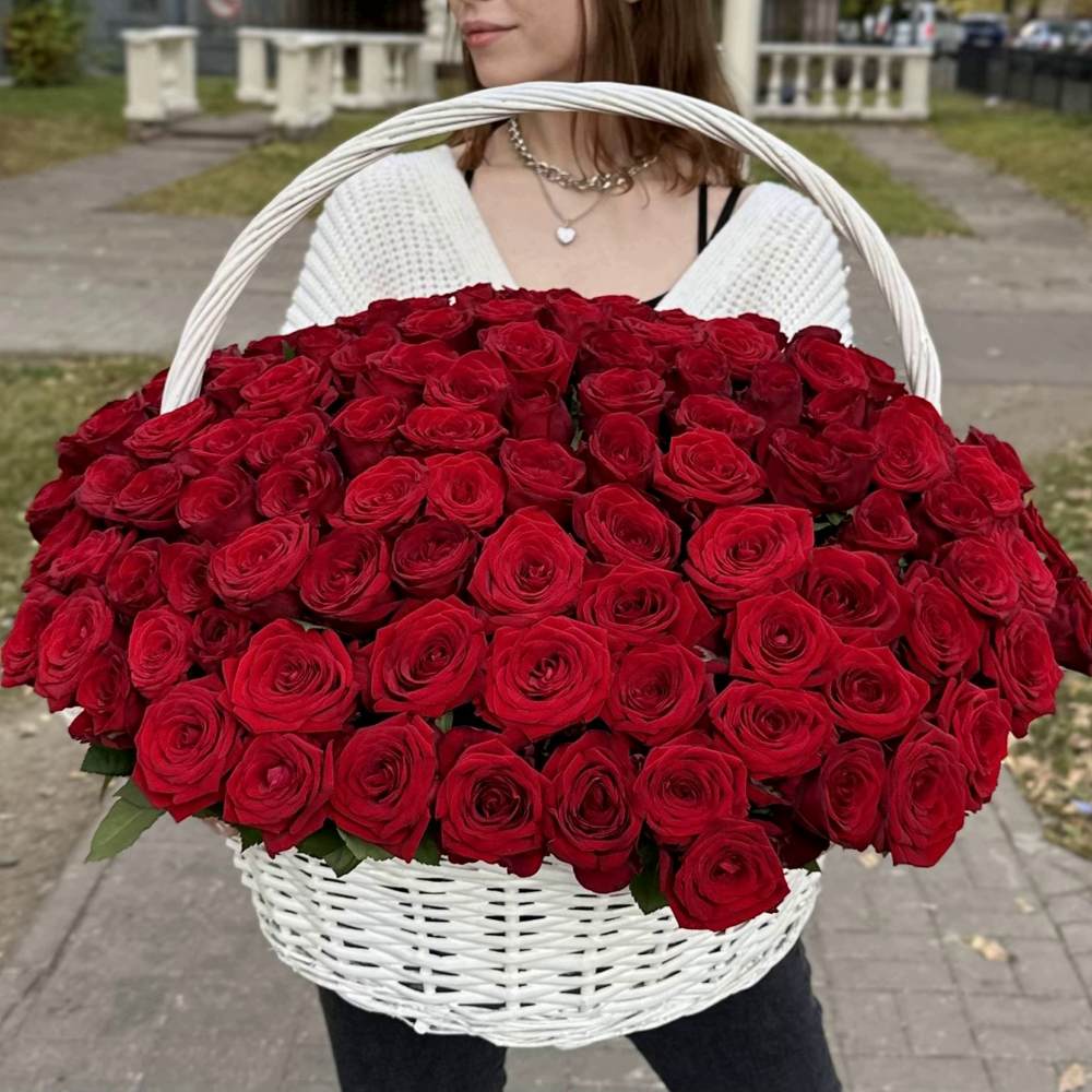 151 красная роза в корзине