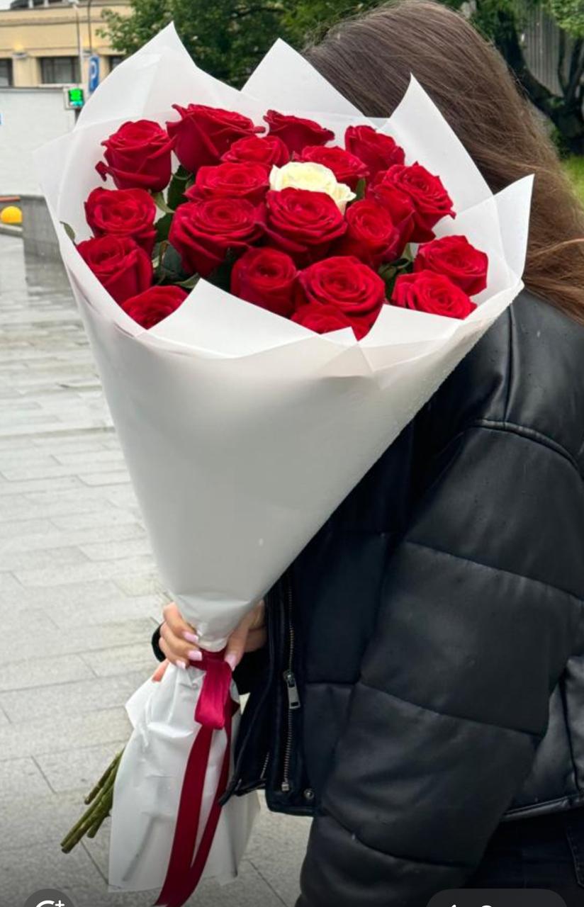 Букет из 21 красной розы 80 см