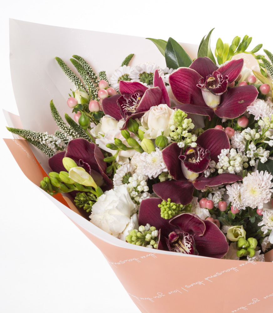 Букет из роз, гвоздик и сирени