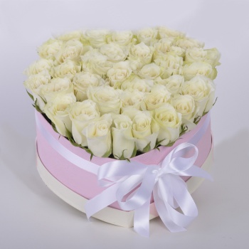 35 белых роза в коробке в форме сердца