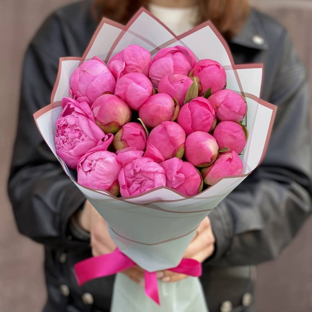 Букет из 19 розовых пионов