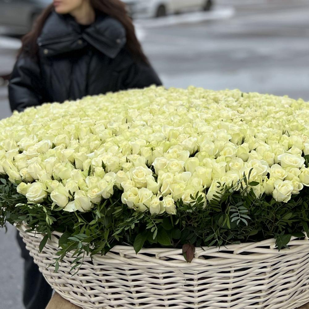 1001 белая роза в корзине