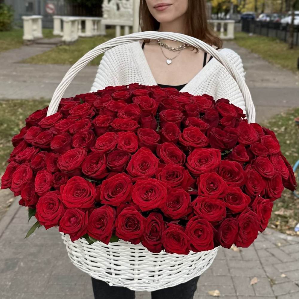 151 красная роза в корзине