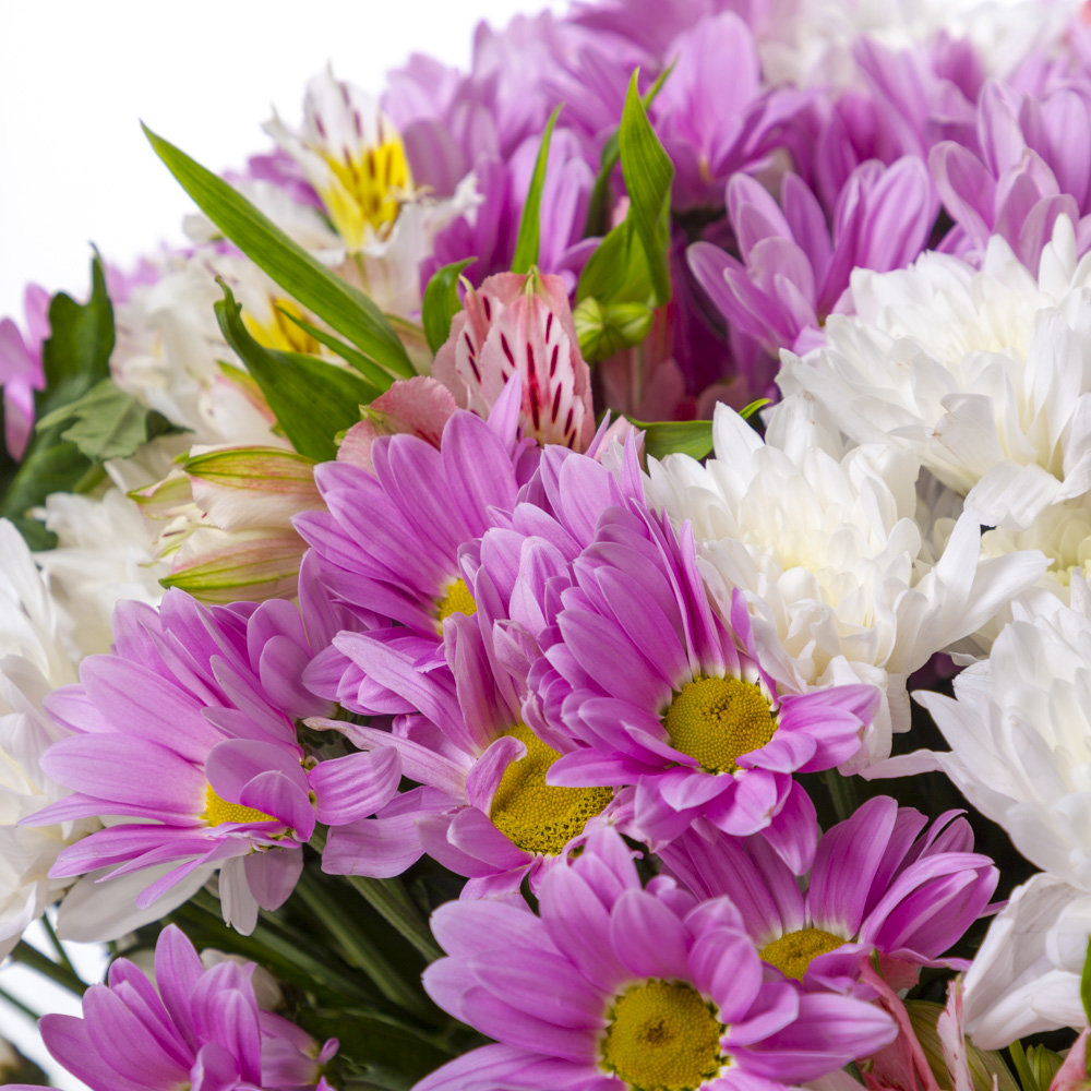 Букет из 19 разноцветных хризантем