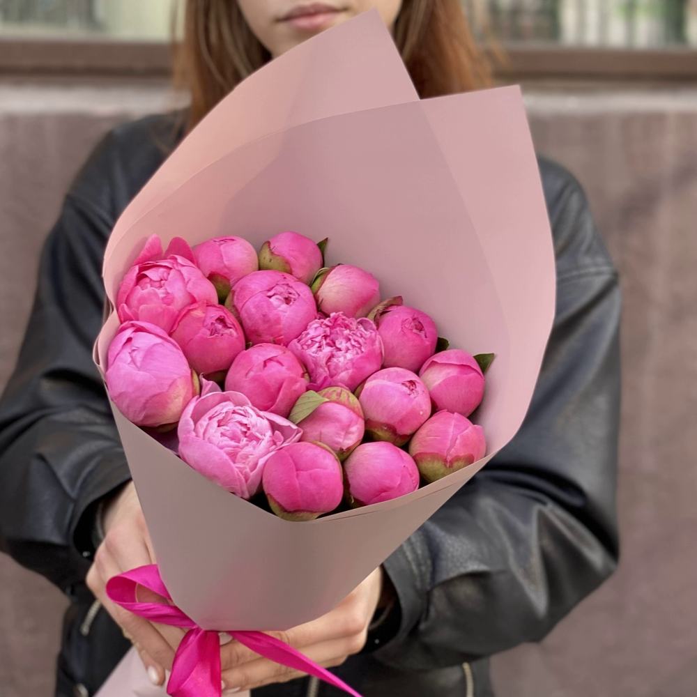 Букет из 17 розовых пионов