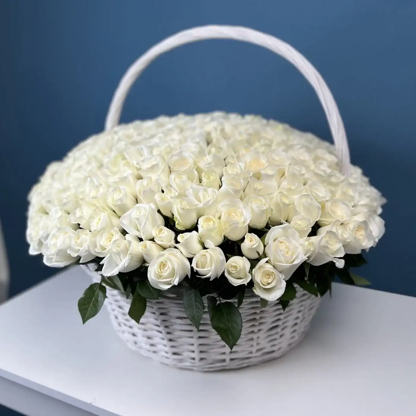 301 белая роза в корзине