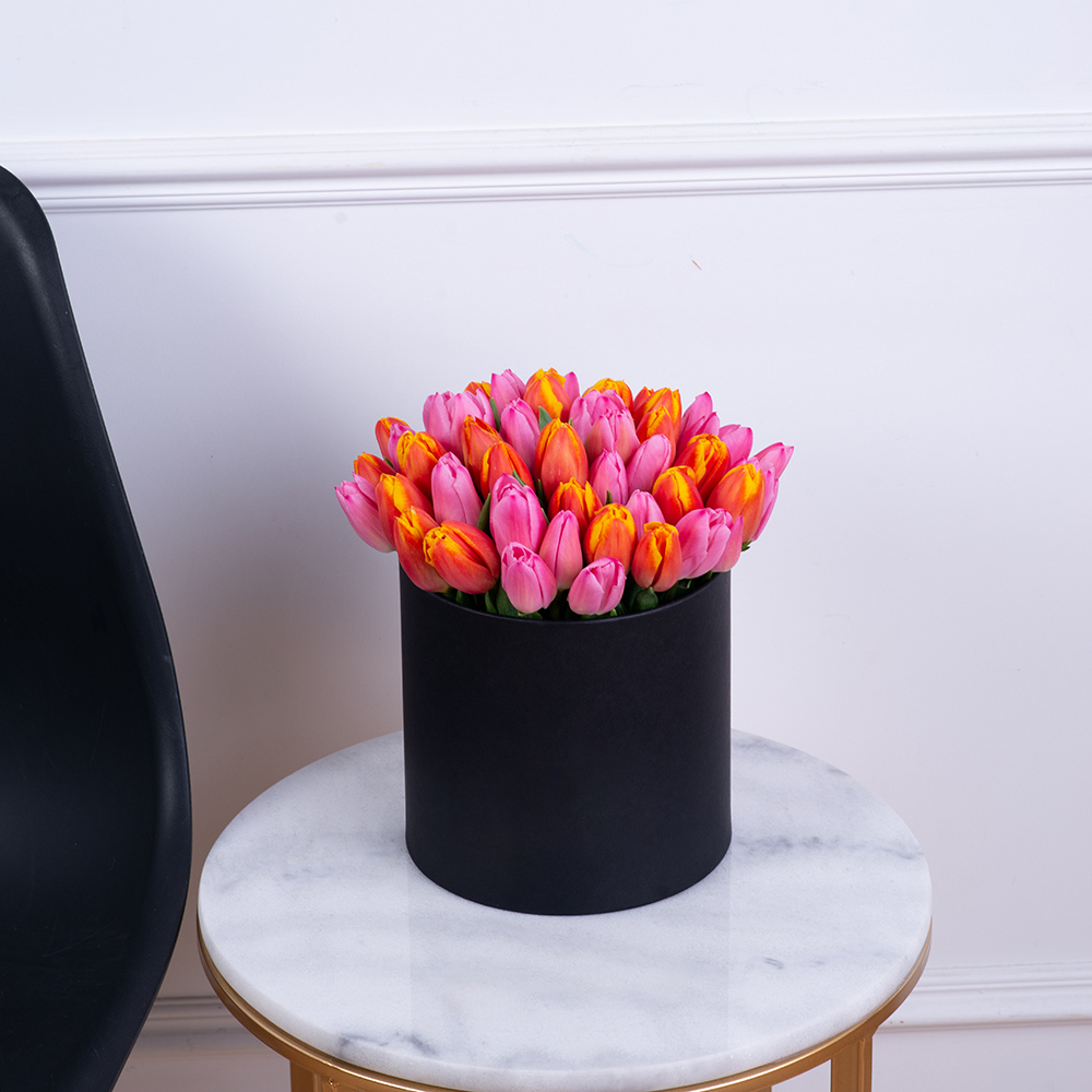 Букет микс из 51 тюльпана в черной шляпной коробке