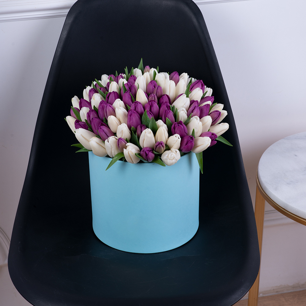 101 тюльпан микс в голубой шляпной коробке