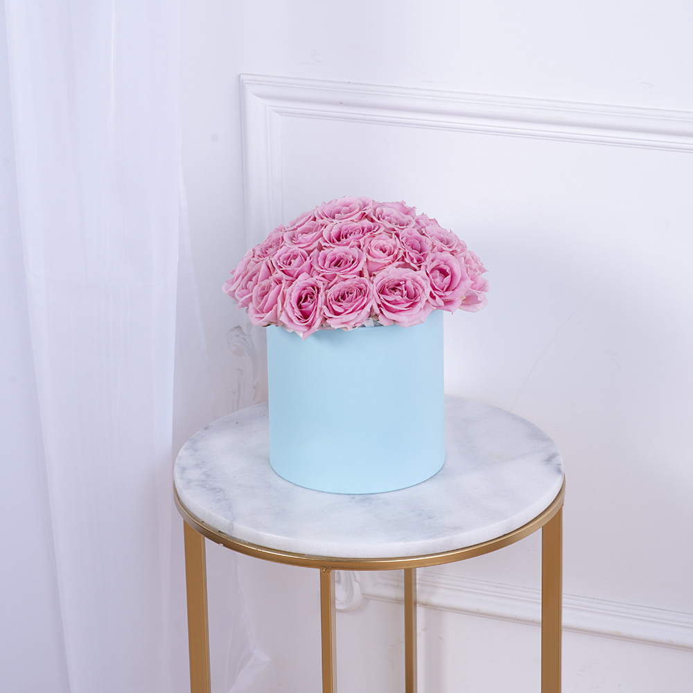 Букет из 35 розовых роз premium в голубой шляпной коробке